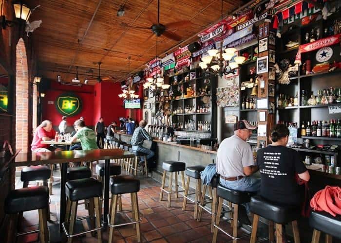 2-theblackfrogeatery-6046020527-interior-700x500