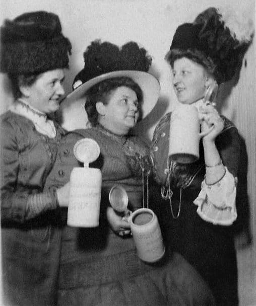 VICTORIAN GALS PARTYING